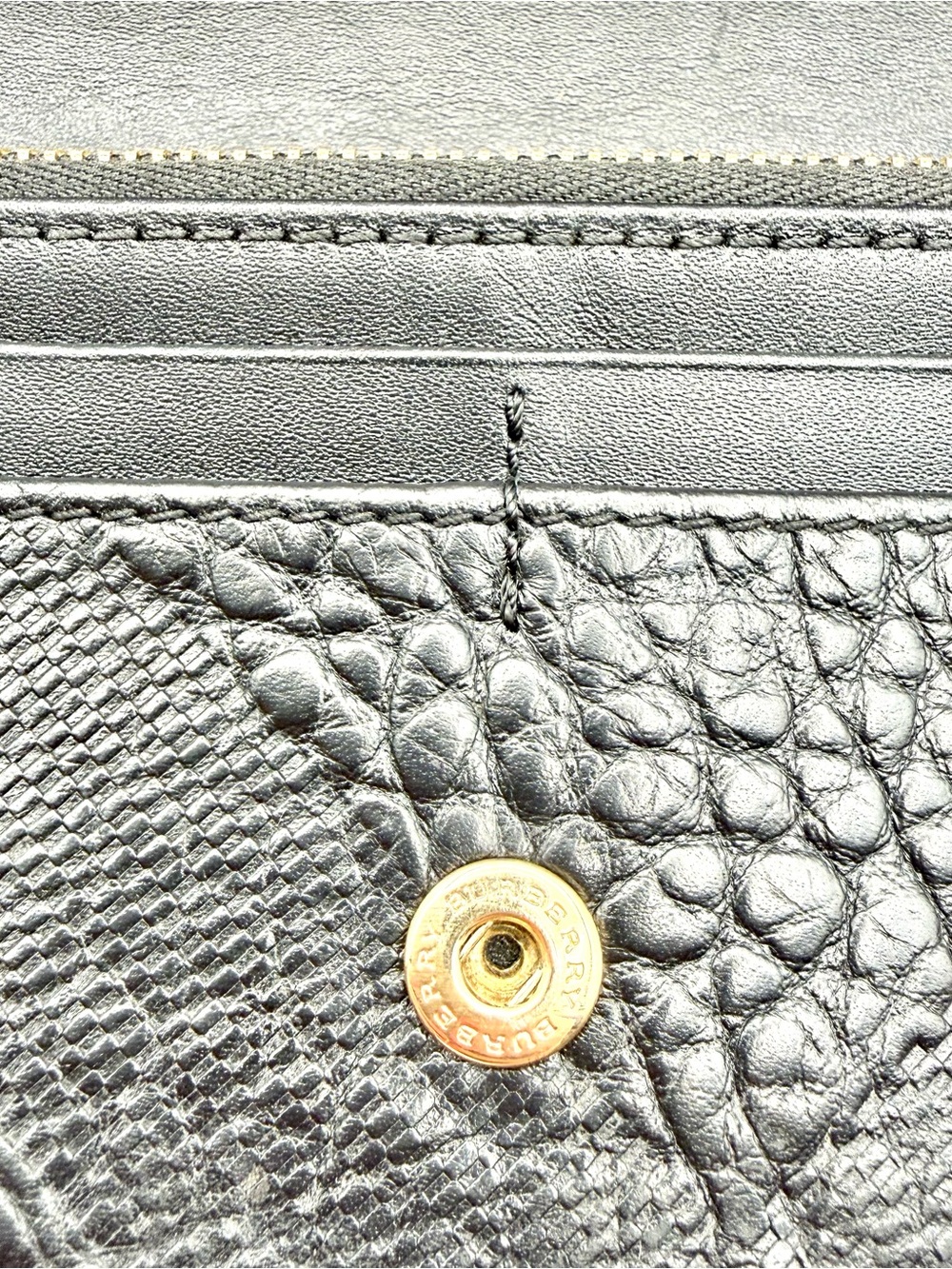 Burberry Embossed Pattern Black Leather Wallet | New Zipper Pull - Picture 8 of 16